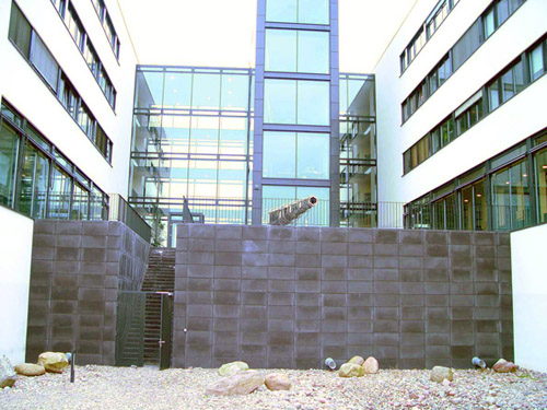 Max-Planck-Institut Betonplattenwand